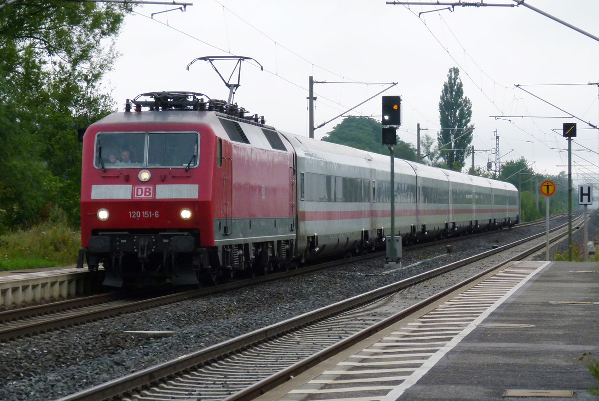 05. August 2014, ICE 1003 Berlin - München fährt durch den  Haltepunkt Küps. Der Lokführer der heute vor der Metropolitan-Garnitur ausnahmsweise eingesetzten 120 151 erwidert freundlich meinen Gruß.