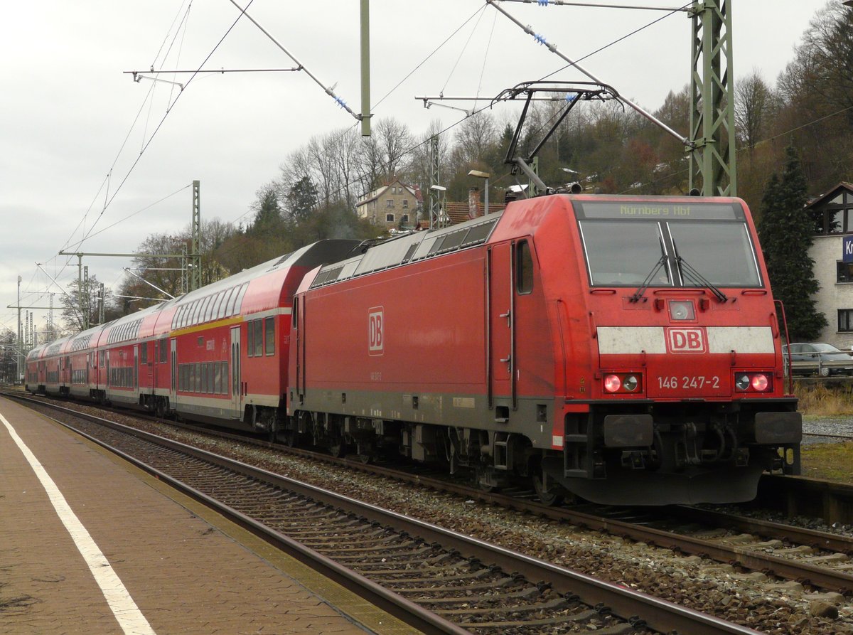 05. Dezember 2008, Das habe ich in Kronach noch nicht gesehen: Die regulär zwischen Nürnberg und Sonneberg verkehrenden Züge, bespannt mit Loks der BR 146, endeten heute teilweise in Kronach. Sie übernahmen die Rolle der sonst aus  Silberlingen  bestehenden Schülerzüge. Hier wartet Lok 146 247 mit ihrem Dosto-Zug auf das Signal zur Ausfahrt. 