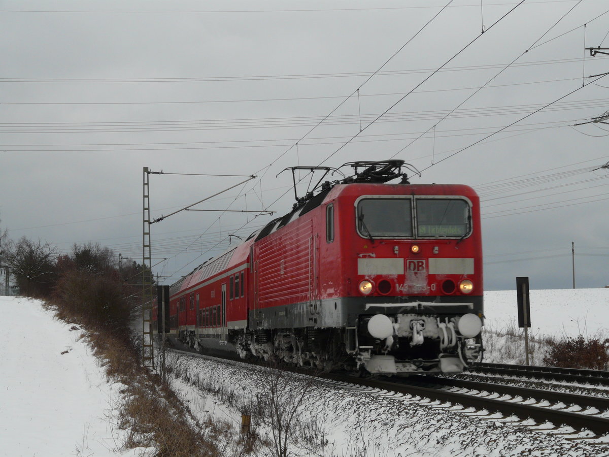 05. Januar 2009, Zwei Stunden habe ich heute an der Zettlitzer Kurve bei -6°C ausgeharrt. Lok 143 363 kommt  mit RB 16853 von Naumburg und fährt nach Lichtenfels