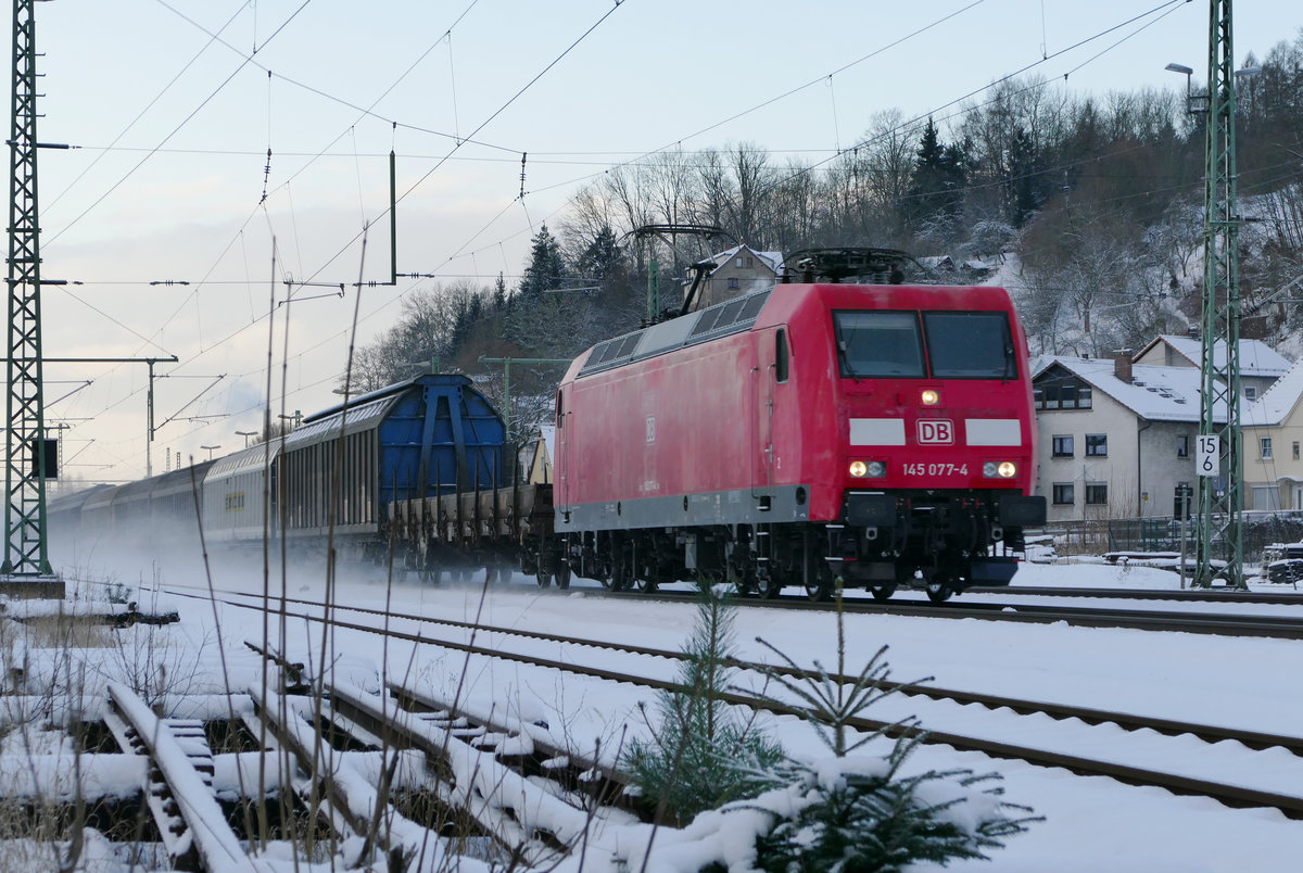 05. Januar 2017, Ein Güterzug in Richtung Saalfeld fährt durch den Bahnhof Kronach