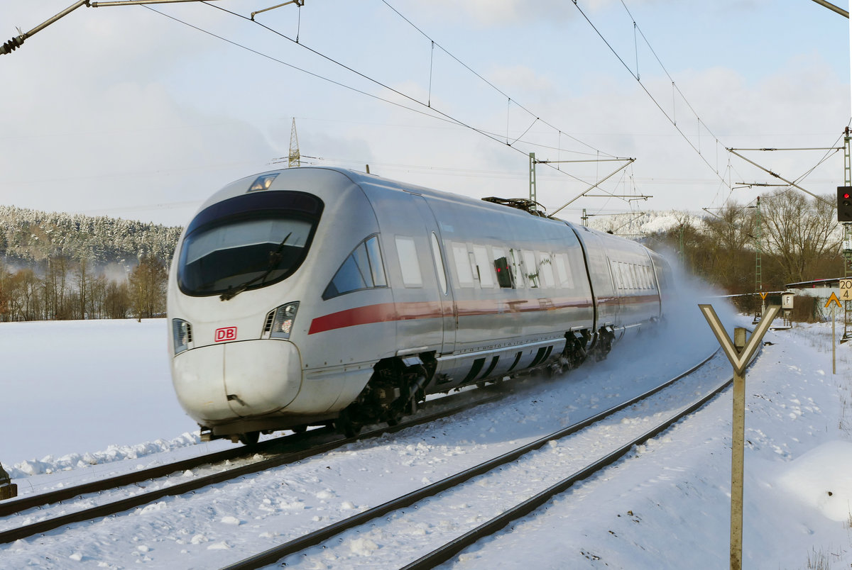 05. Januar 2017, ICE 1507 Hamburg - Berlin - München fährt durch den Haltepunkt Gundelsdorf. Der ICE-Betrieb auf der Frankenwaldbahn begann im Mai 2000 und endete mit der Fertigstellung der Schnellfahrstrecke Erfurt - Ebensfeld im Jahr 2018.