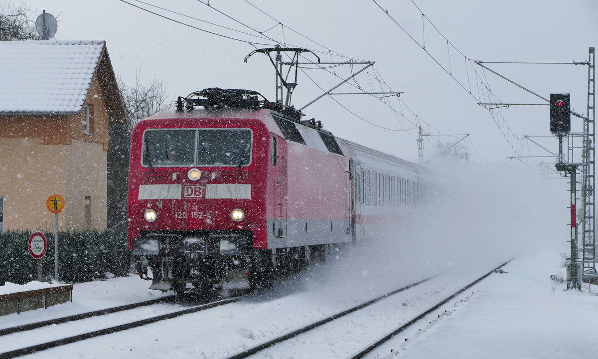 05. Januar 2017, Lok 120 152 befördert IC 2300 München - Berlin - Warnemünde durch den Haltepunkt Gundelsdorf in Richtung Saalfeld.