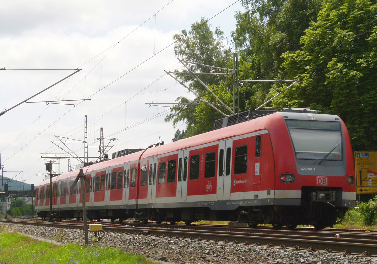 05. Juli 2011, Der Triebzug 423 201 der Münchener S-Bahn fährt nach einer Revision (weiß jemand, wo die stattfindet?) in seine Heimat zurück. Aufnahme kurz vor dem Bahnhof Kronach.