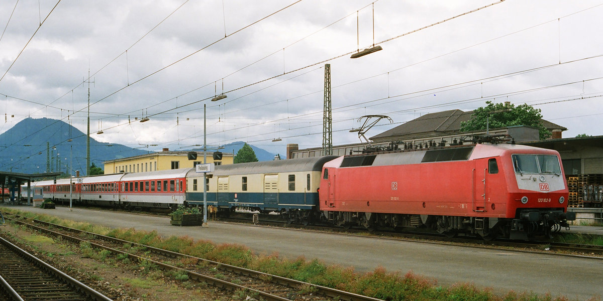 05. Juni 1994, Bahnhof Freilassing, Lok 120 102-9 vor dem Gepäckwagen am IC  Berchtesgadener Land 