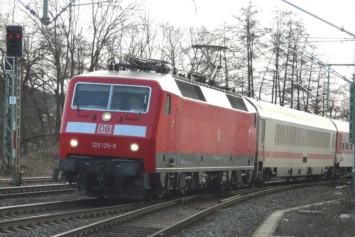 05. März 2010, Ein Sonder- oder Verstärkungszug mit Lok 120 125 (Die meisten ICEs fahren gegenwärtig wegen Achsproblemen mit verminderter Platzkapazität und es ist Freitag-Nachmittag) fährt in Richtung Saalfeld durch den Bahnhof Kronach.