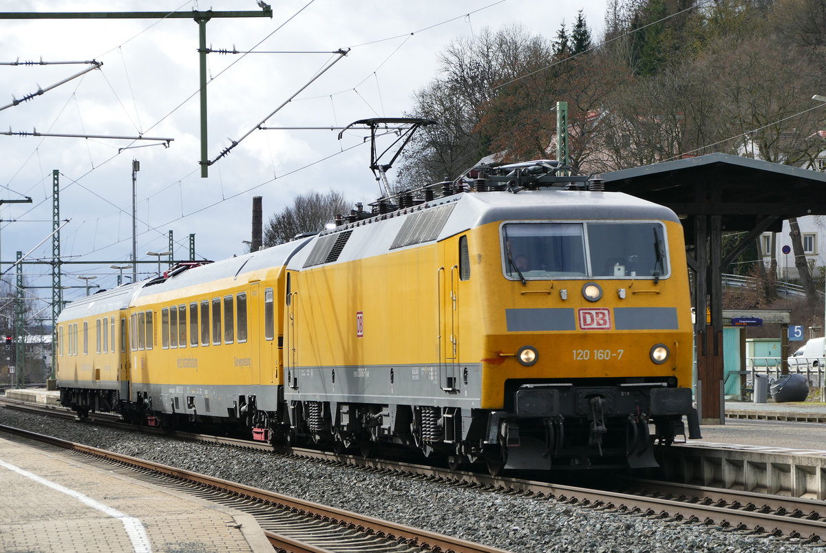 05. März 2019, Ein Messzug fährt durch den Bahnhof Kronach in Richtung Saalfeld. Bei der DB Systemtechnik wurde nach einer Generalüberholung aus 120 160 120 502.