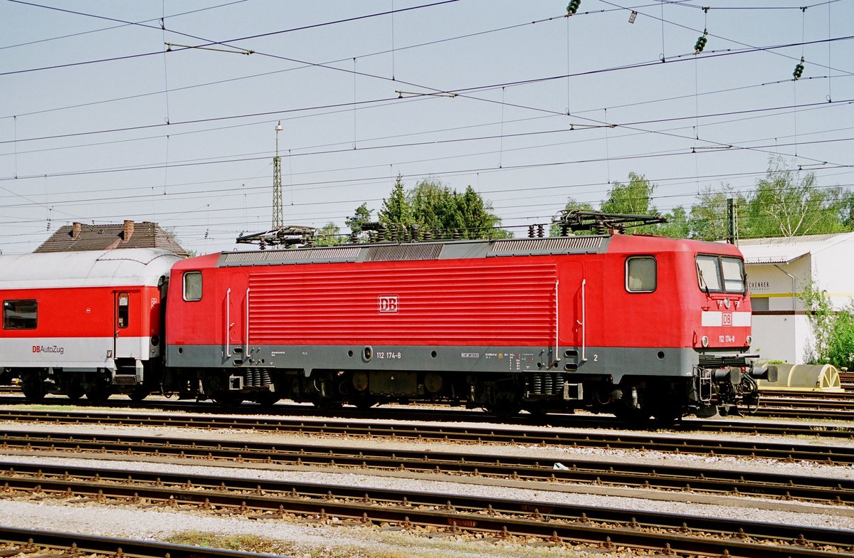 05. Mai 2003, im Bahnhof Freilassing wartet Lok 112 174 vor einem Autoreisezug auf die Weiterfahrt nach Salzburg