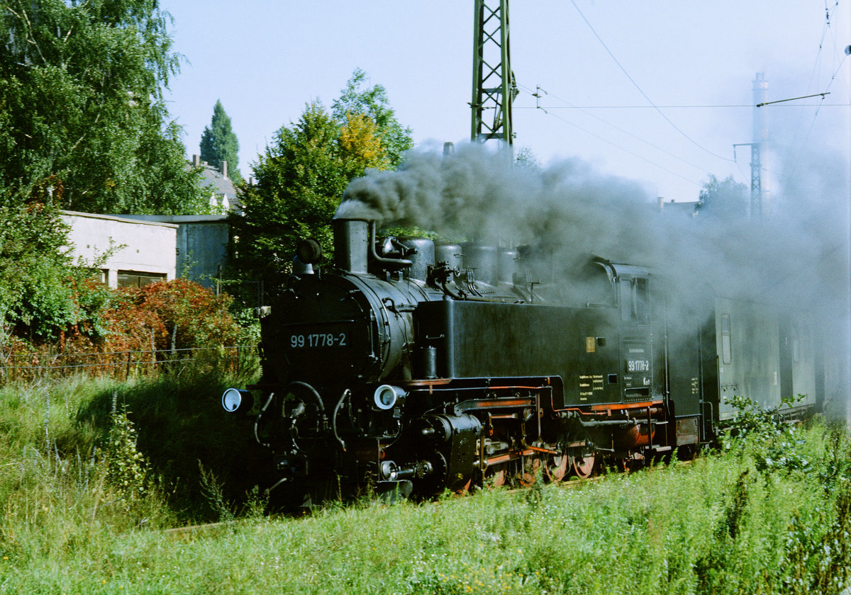 05. Oktober 1986: Schmalspurbahn Radebeul-Ost - Radeburg. Lok 99 1778  begibt sich mit einem planmäßigen Personenzug auf die hier noch ein paar Meter parallel zur Hauptbahn laufenden Strecke.