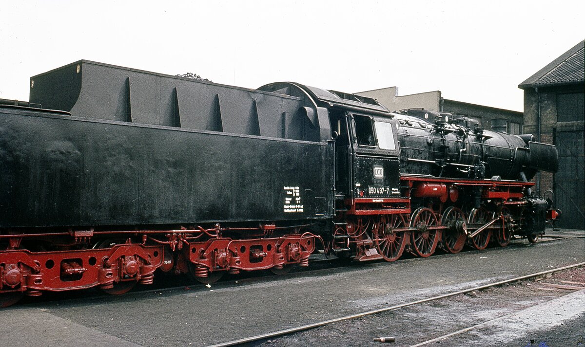 050 497   frisch lackiert   schräg v.h.  Lokf.-seite