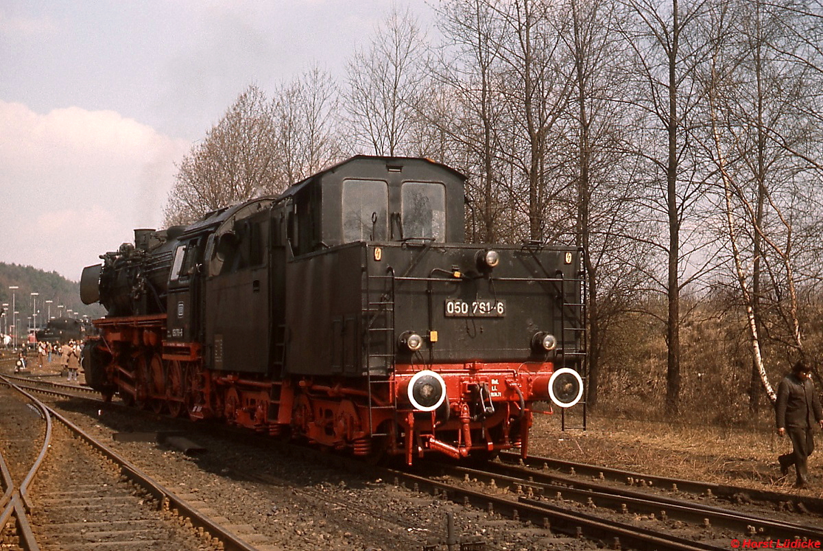 050 761-6 rangiert im Bw Stolberg anlässlich des Dampflok-Abschiedes im April 1976. Wie viele andere DB-50er war sie mit einem Kabinentender versehen worden.
