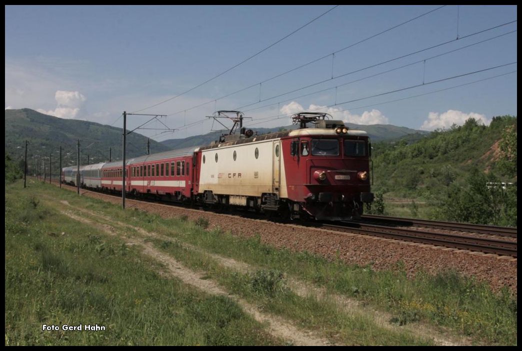 050-EA 1013 ist hier bei Breadsa am 22.05.2015 mit dem DACIA 347 aus Wien nach Bukarest unterwegs.