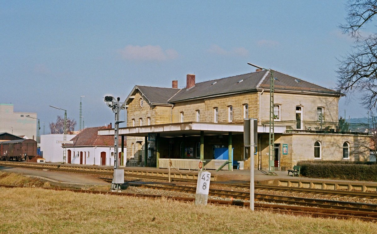 05.02.1994	Bahnhof Burgkunstadt an der Strecke Bamberg - Hof, Im Vordergrund schwenkt ein kurzes Anschlussgleis zu einer Maschinenbaufirma ab und am linken Bildrand sind Güterwagen zu sehen -  alles Vergangenheit. Das ortsansässige Versandhaus und die Maschinenfabrik werden heute ausschließlich über die Straße bedient.