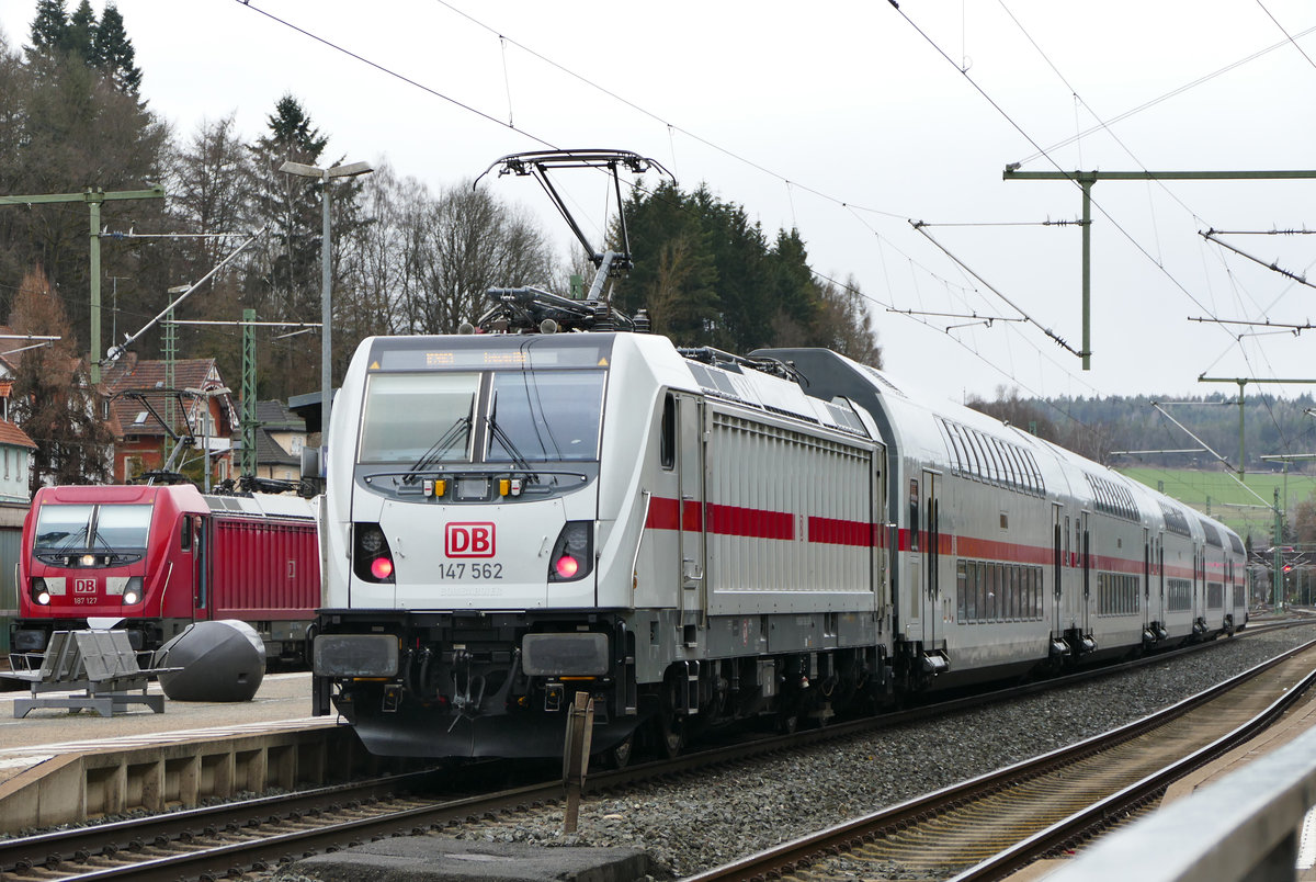 05.03.2019, IC 2063 von Karlsruhe Hbf nach Leipzig Hbf hält im Bahnhof Kronach 