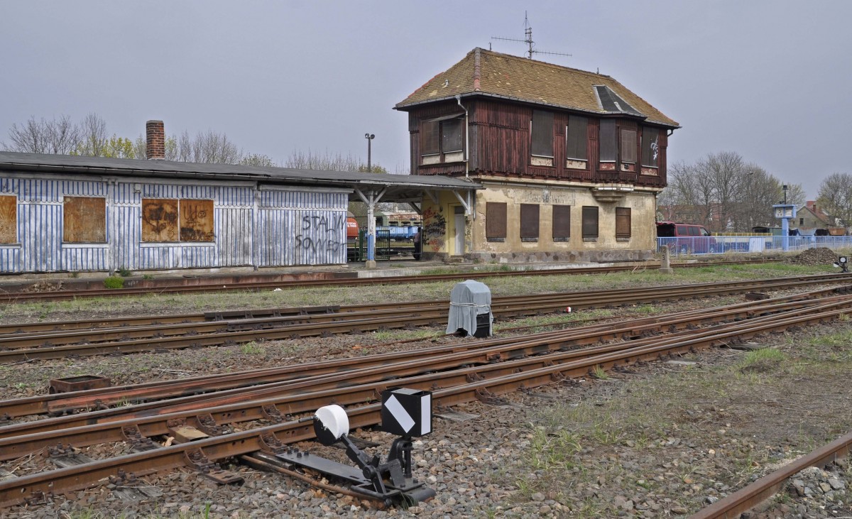05.04.2014 Meuselwitz ; ein ehem. Stw im Bf Meuselwitz. Bezeichnung leider nicht mehr zu erkennen. Hinter Zaun und Gebäuden liegt das Betriebsgelände des Kohlebahnen Haselbach e.V. 