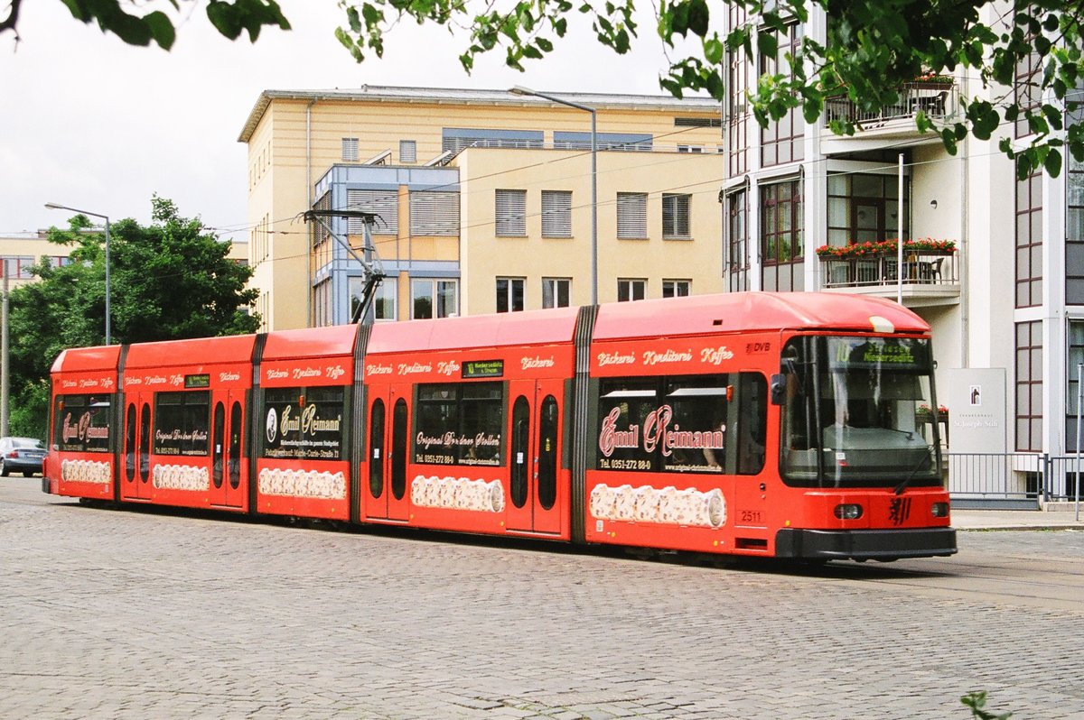 05.06.2005, Straßenbahn Dresden,  Haltestelle Wintergartenstraße am Krankenhaus St.-Joseph-Stift, Tw DVB 2511.