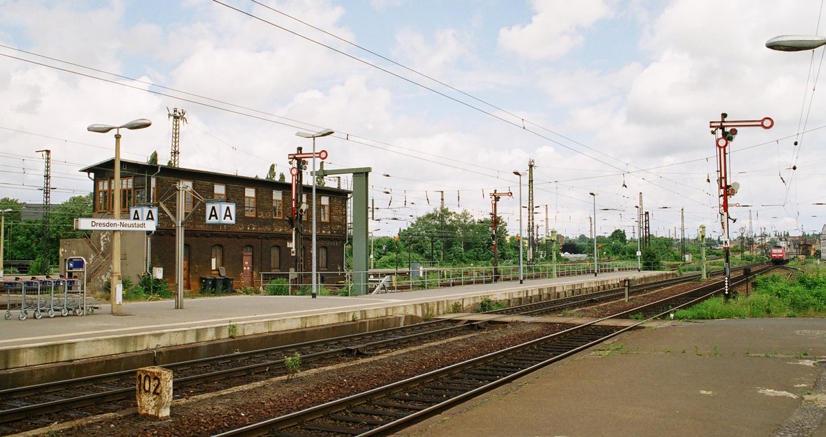 05.06.2005	Dresden, Bahnhof Neustadt, Ausfahrt nach Osten (Berlin, Leipzig, Görlitz) vor der Umgestaltung. Sogar die Wasserkräne sind noch vorhanden.