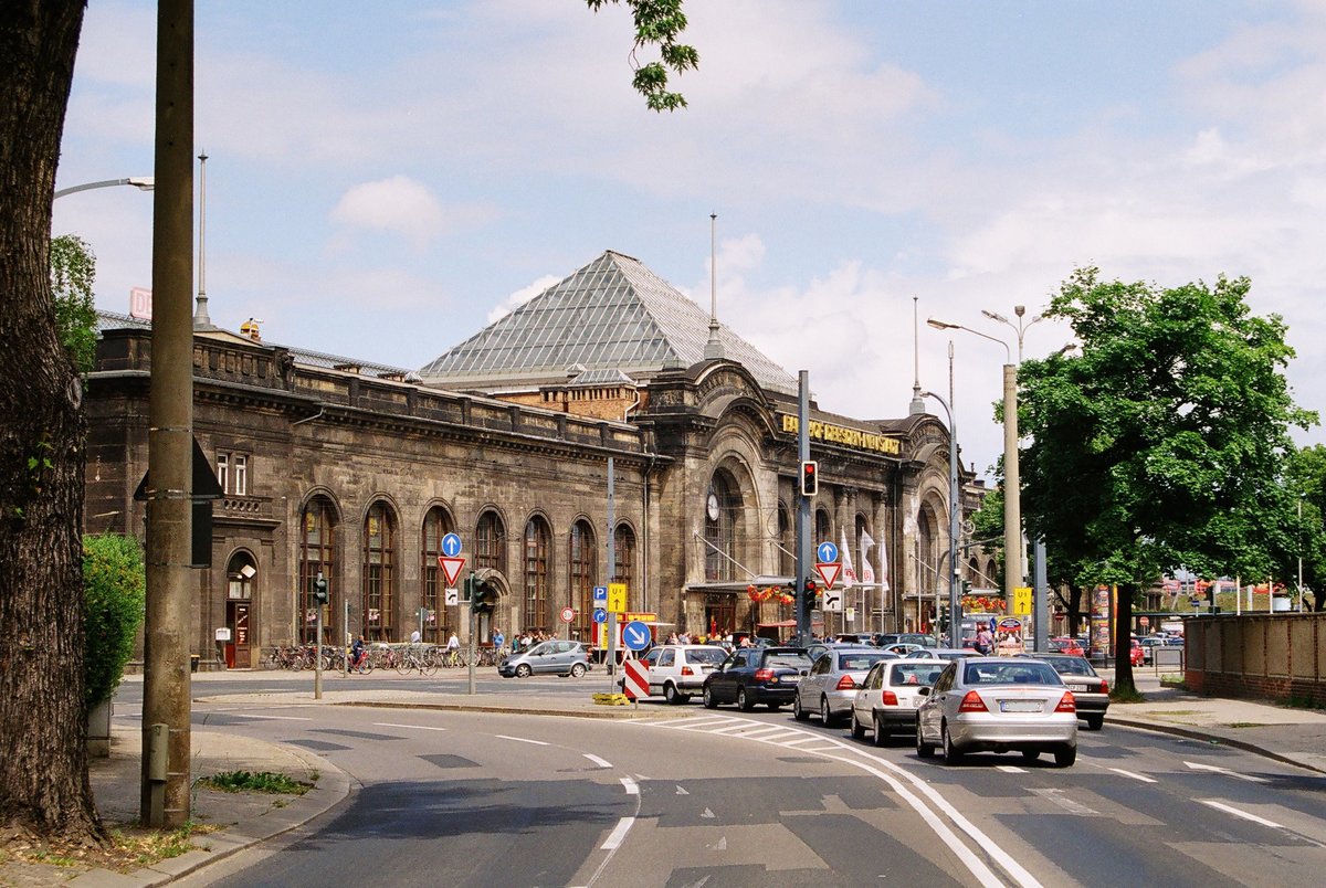 05.06.2005	Dresden, ein Blick während eines Ampel-Rot's aus der Hainstraße auf den Bahnhof Neustadt.