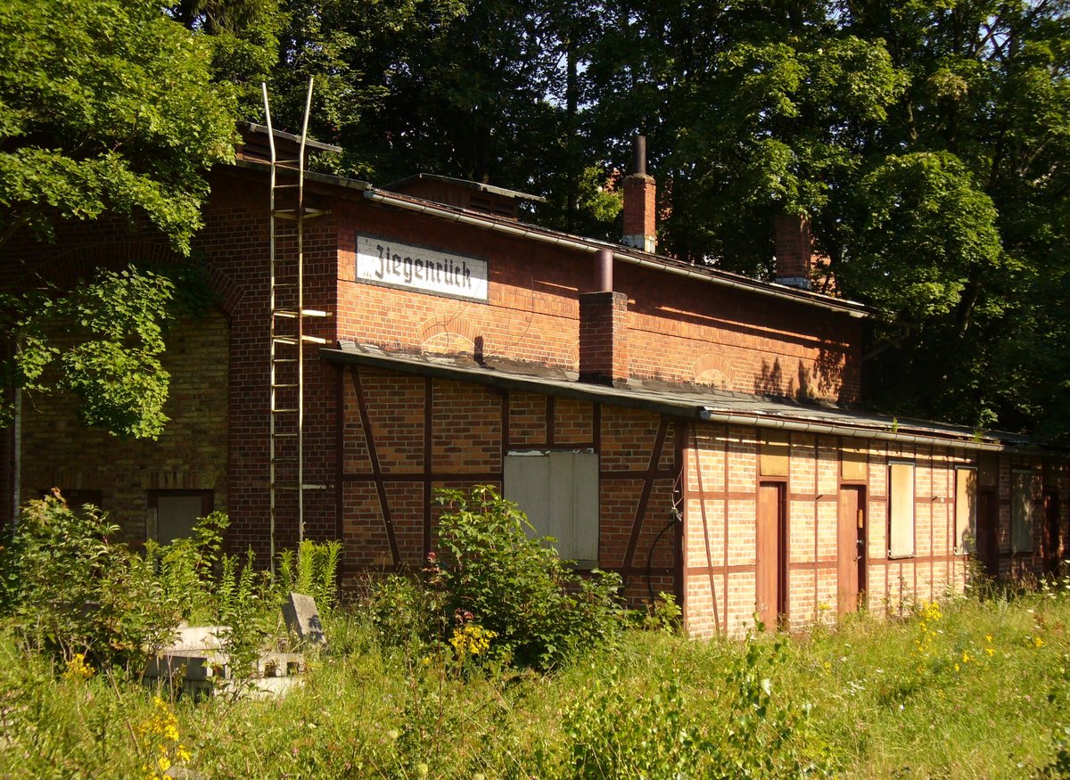 05.08.2007: Fragmente des Bahnhofs Ziegenrück in Thüringen.
