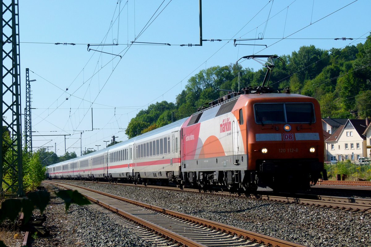 05.09.2013, IC 2208 München - Berlin fährt durch den Bahnhof Kronach. Zuglok ist 120 112, sie wirbt für  Technik erfahren - Märklin . 101 128 schiebt nach. Noch ahnt niemand, dass die führende Lok in einer knappen Stunde in Saalfeld mit einem VT der Süd-Thüringen-Bahn kollidieren wird.