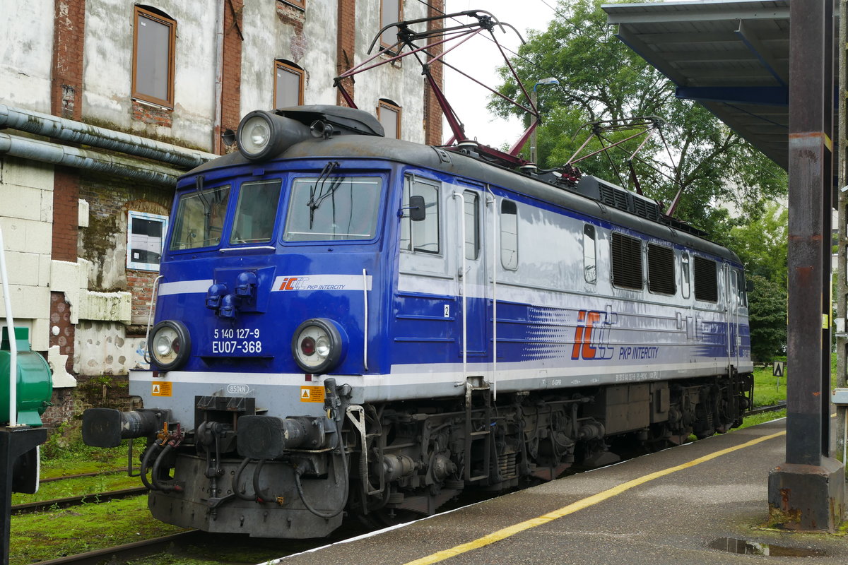 05.09.2017, Polen Kolobrzeg (Kolberg) Hauptbahnhof, Lok EU07-368 wartet auf ihren nächsten Einsatz vor einem PKP-IC.
