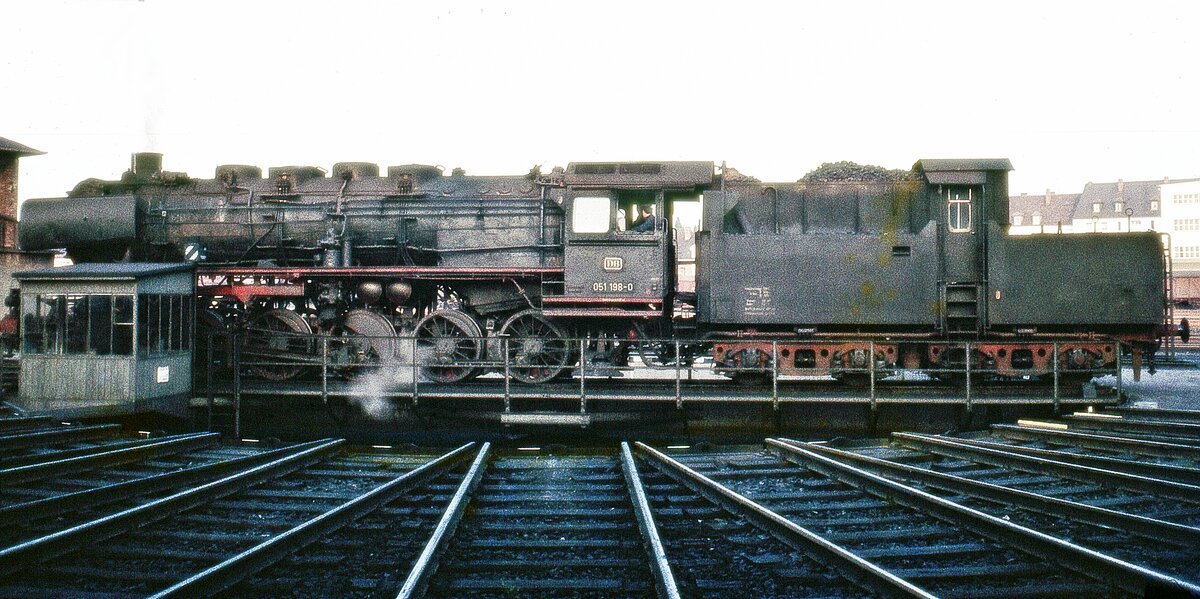 051 198   auf Drehscheibe