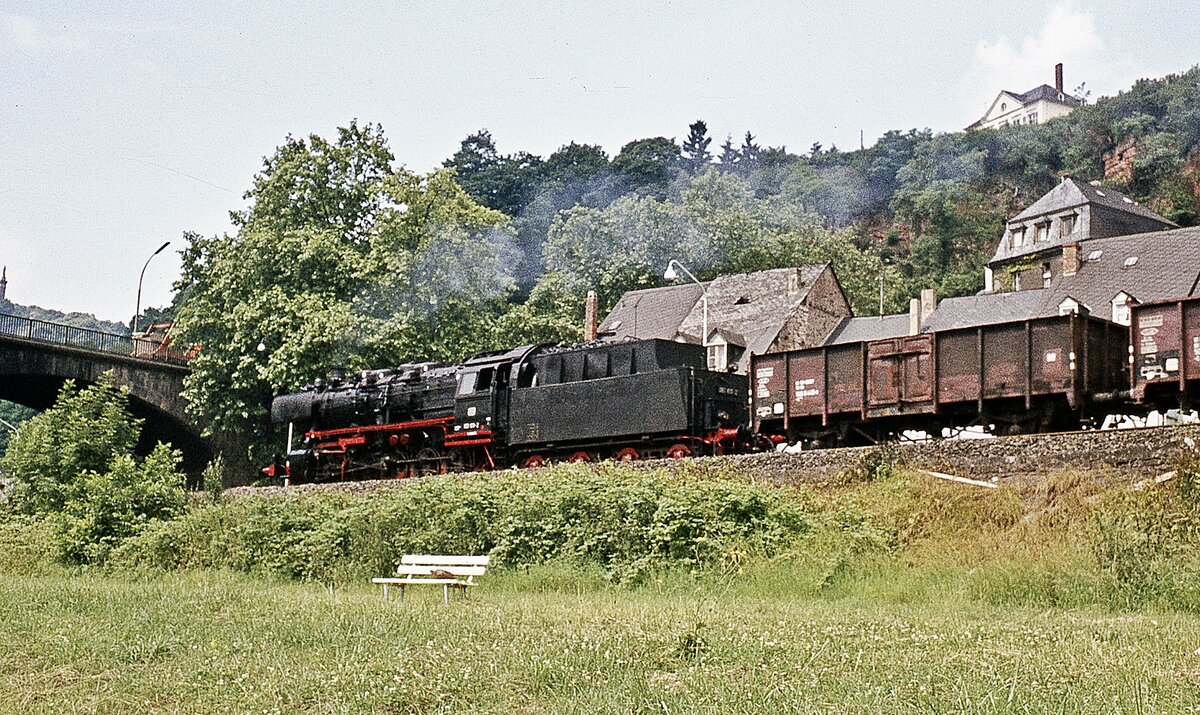 051 611  mit Gz     Bahndamm von unten mit Stadtkulisse