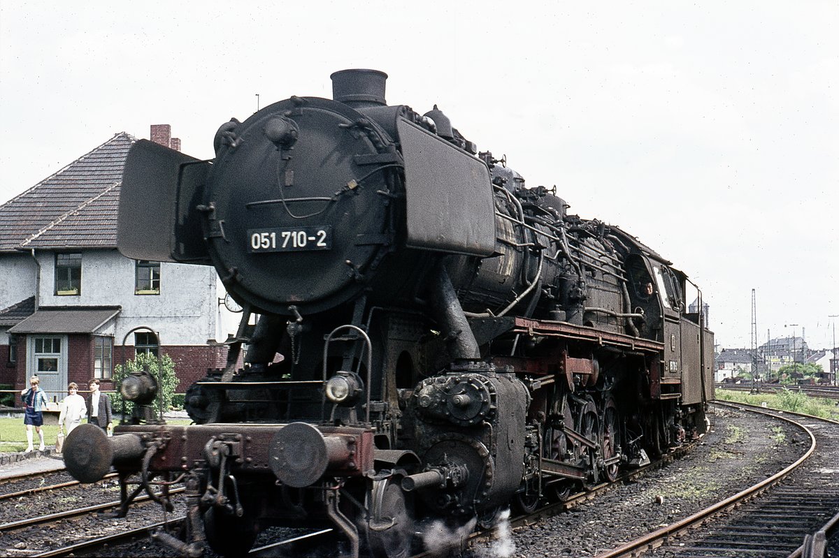 051 710   schäg v.v.  im Bhf.-Bereich