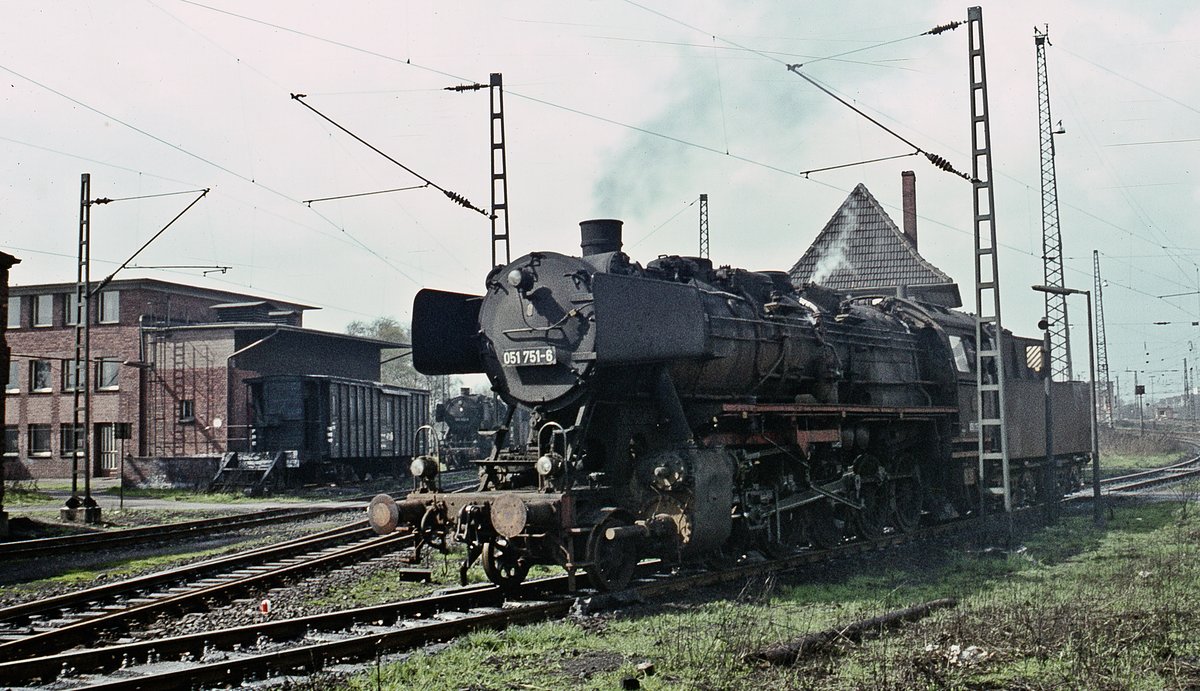 051 751   rangiert Lz  im Bhf.-Bereich