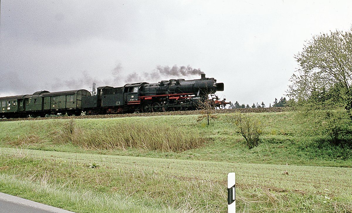 051 889  mit Pz     Streckenfoto