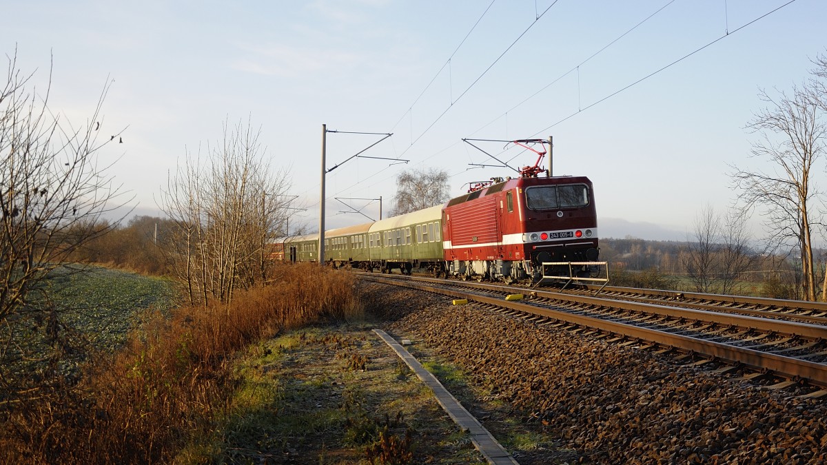 05.12.2013 243005 schiebt den Sonderzug zur Fertigstellung der Elektrifizierung Reichenbach/Vogtl.-Hof. Hier bei Neumark.
