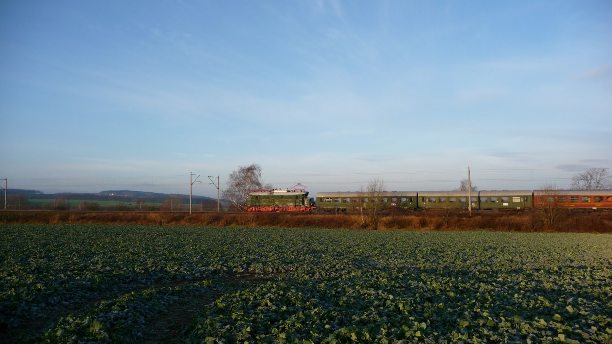 05.12.2013 E 44 mit Sonderzug zur Fertigstellung der Elektrifizierung des Abschnitts Reichenbach-Hof. Hier bei Neumark/Sachs.