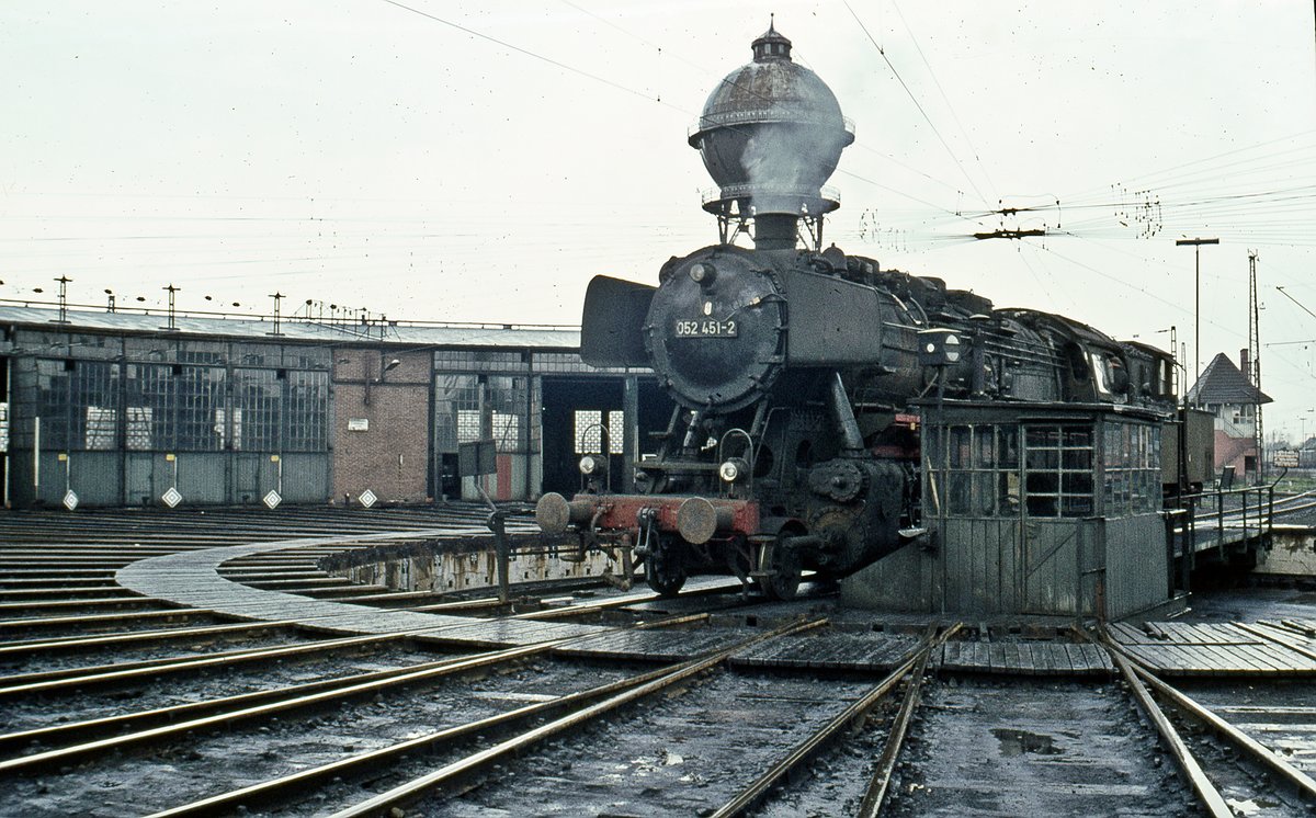052 451   auf Drehscheibe im Bw Duisburg-Wedau