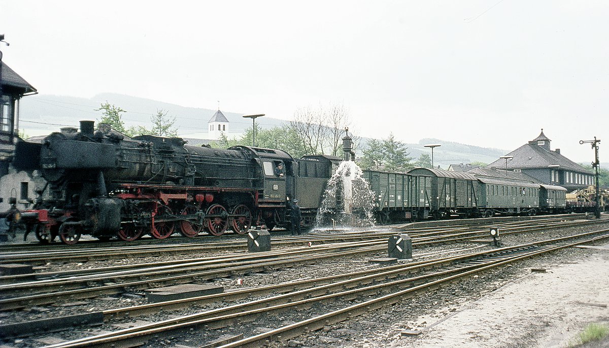 052 484  mit Bauzug  im Bhf. beim Wassernehmen