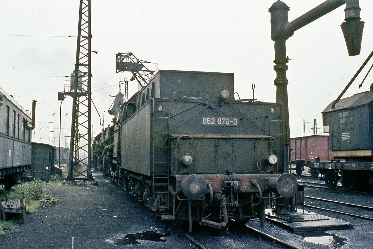 052 870  im Bw   von hinten     Tender