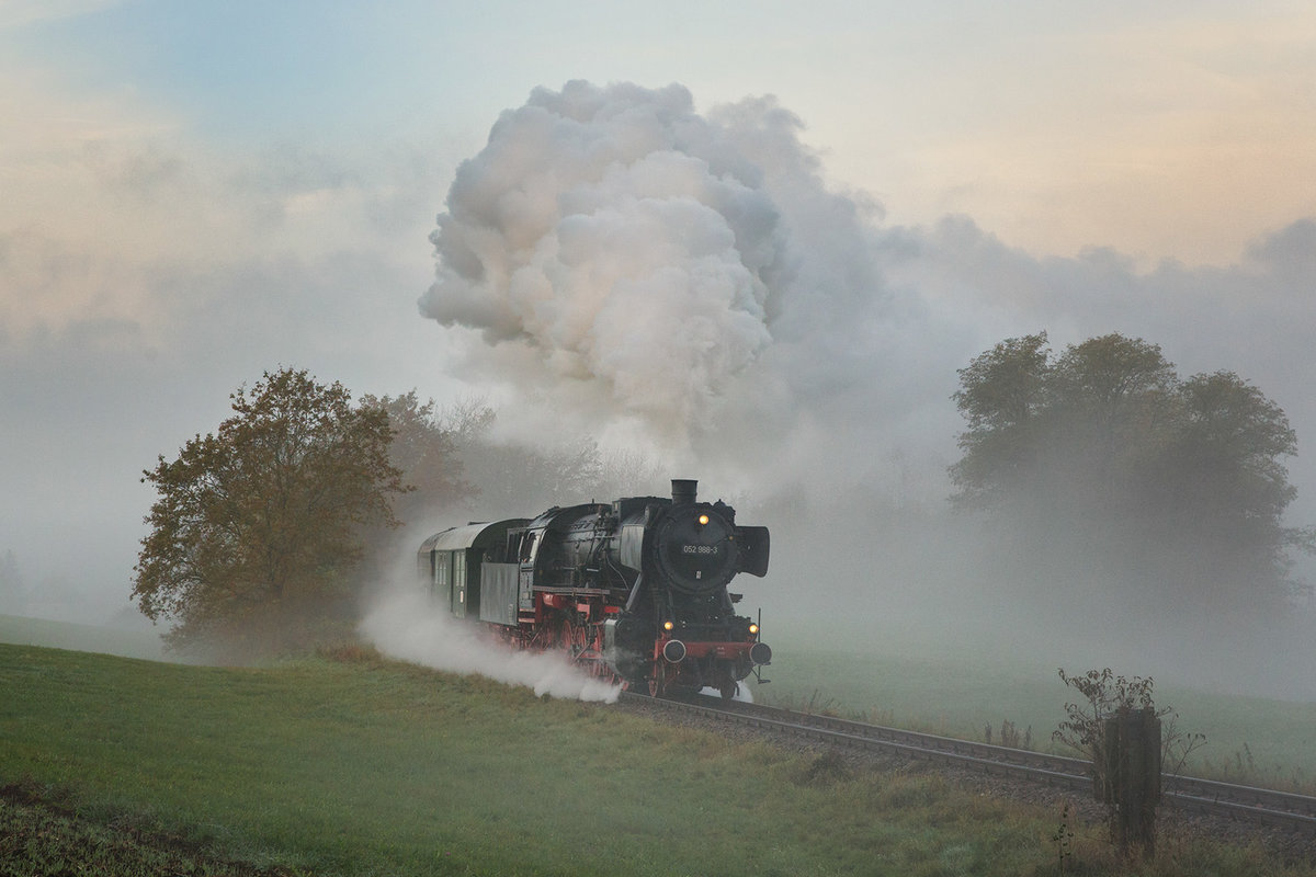 052.988-3 fährt aus dem Nebel bei Fützen und erreicht gleich das Einfahrtsignal Fützen.
27.10.2019