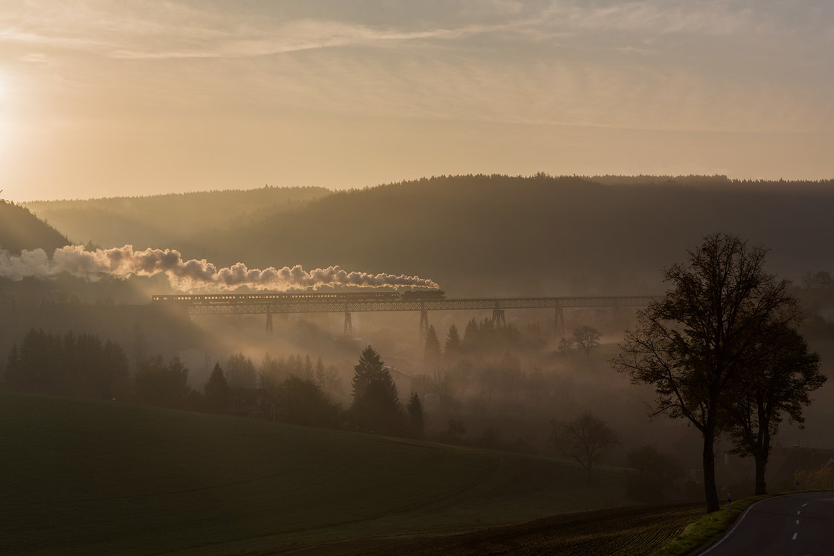 052.988-3 überquert mit einem Personenzug das Epfenhofener Viadukt und wird bald den Bahnhof Blumberg-Zollhaus erreichen.