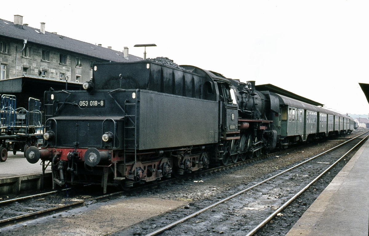 053 018 mit Pz  im Bhf. 