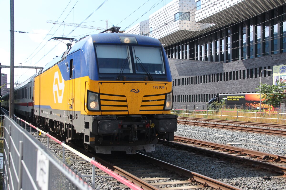 05.Sept.2025, Amersfoort (NL), 13:48 Uhr: 
193 934-7 der NS (Nederlandse Spoorwegen) mit deutschen IC-Wagenzug vom Bahnhof Amersfoort kommend auf Höhe des Kultur- und Einkaufszentrums EEMHUIS. --- Für die BR193 (Vectron) gibt es unter Niederlande/E-Loks keine Kategorie; Die vollständige Kennung lautet auch 91 80 6193 934-7 D-ELOC (Deutschland).