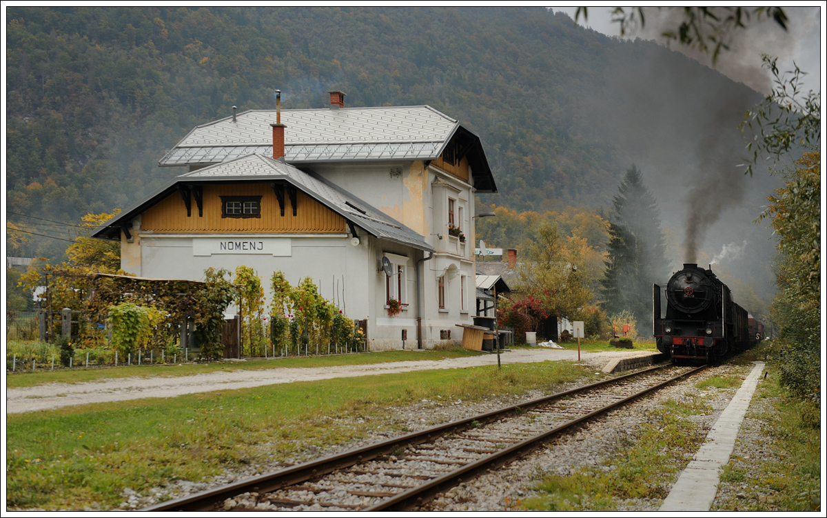 06-018 mit dem Fotozug 17033 von Jesenice nach Bohinjska Bistrica am 10.10.2015 beim Halt in Nomenj.