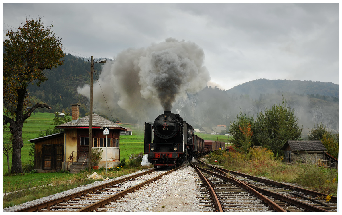 06-018 mit dem Fotozug 17033 von Jesenice nach Bohinjska Bistrica am 10.10.2015 bei der Einfahrt in Bohinjska Bela. Auch hier erfolgte die Gleisbetretung wieder nach Abstimmung mit dem Bahnhofspersonal.