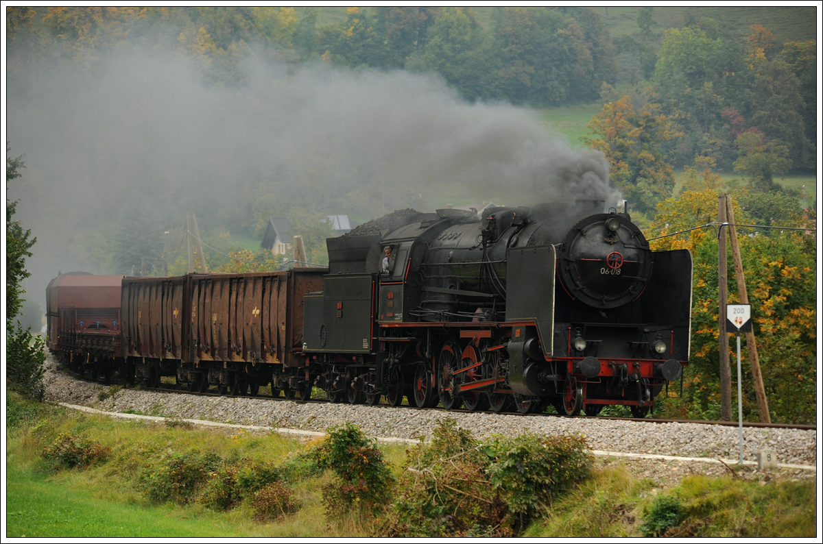 06-018 mit dem Fotozug 17033 von Jesenice nach Bohinjska Bistrica am 10.10.2015 kurz nach der Haltestelle Podhom aufgenommen.