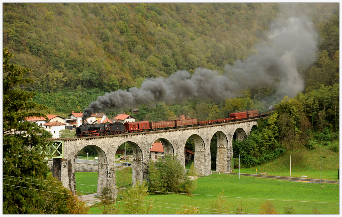 06-018 mit ihrem 17027 von Grahovo nach Anhovo am 8.10.2015 bei der Querung des Idrijca Viaduktes kurz vor Most na Soči. 