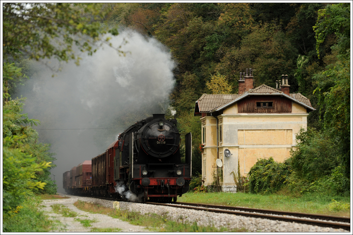 06-018 mit ihrem 17027 von Grahovo nach Anhovo am 8.10.2015 bei der Durchfahrt in Avče.