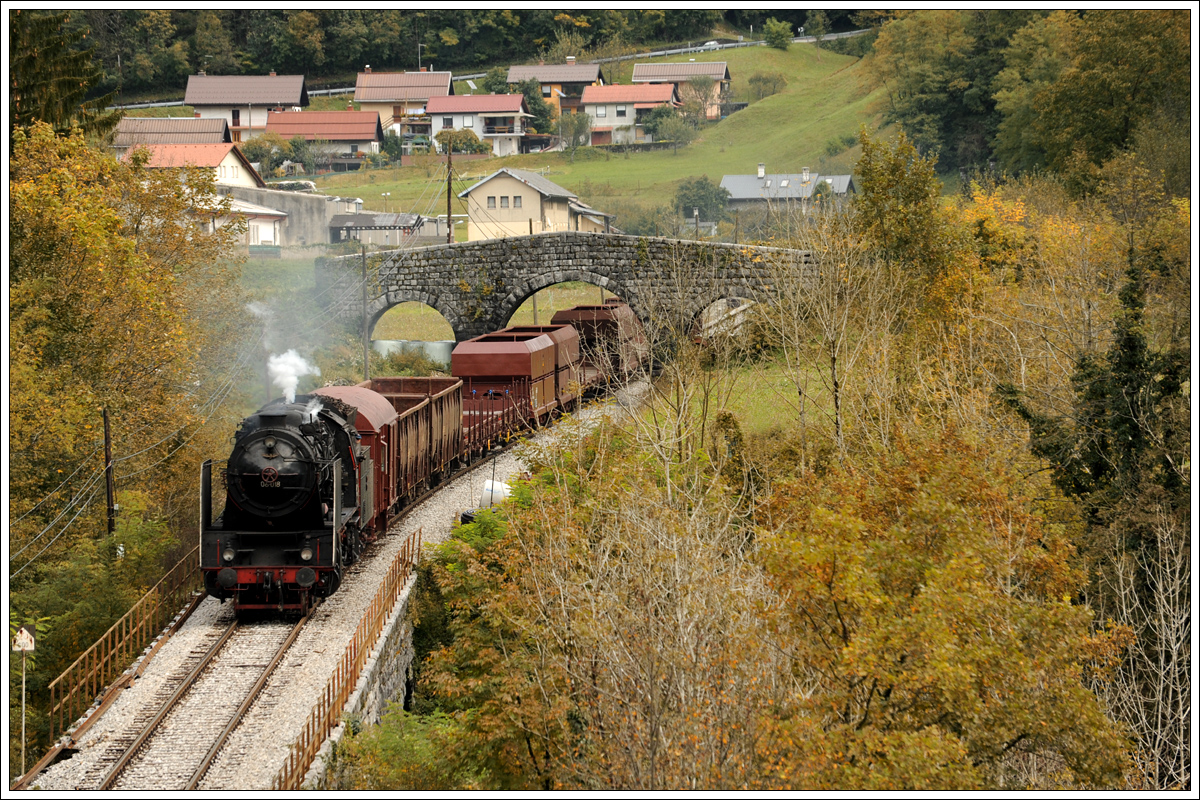 06-018 mit ihrem 17029 von Grahovo nach Nova Gorica am 8.10.2015 in Kneza aufgenommen.