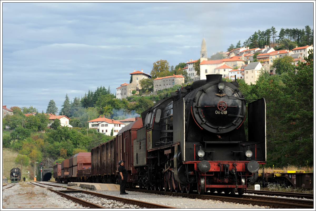 06-018 mit ihrem 17031 am 9.10.2015 beim Fotohalt in Štanjel.