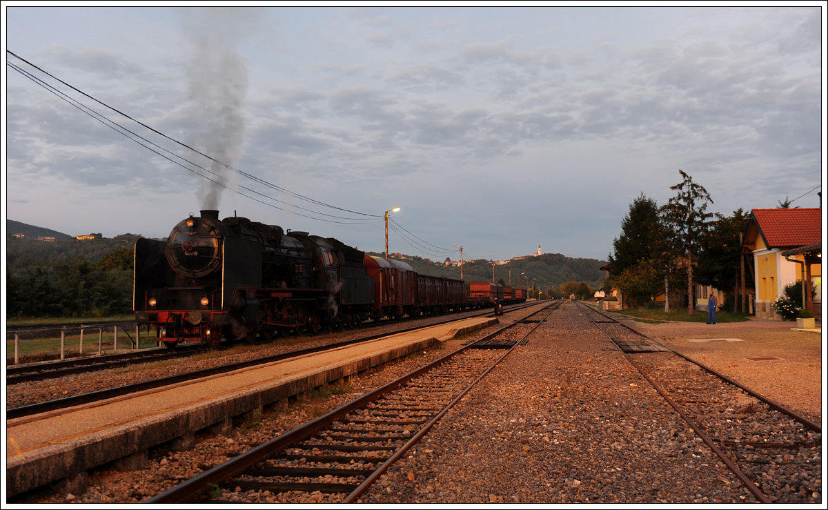 06-018 mit ihrem 17031 von Nova Gorica nach Sežana am 9.10.2015 beim Halt in Prvačina aufgenommen.