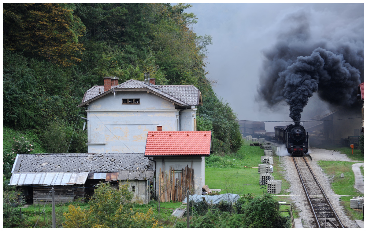 06-018 mit ihrem 17032 von Nova Gorica nach Jesenice,  am 10.10.2015 beim Halt in Podmelec. Hier sieht man schön, dass die Modernisierung voll im Gang ist.