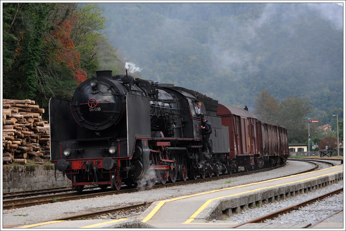 06-018 mit ihrem 17032 von Nova Gorica nach Jesenice am 10.10.2015 bei der Einfahrt in Most na Soči.