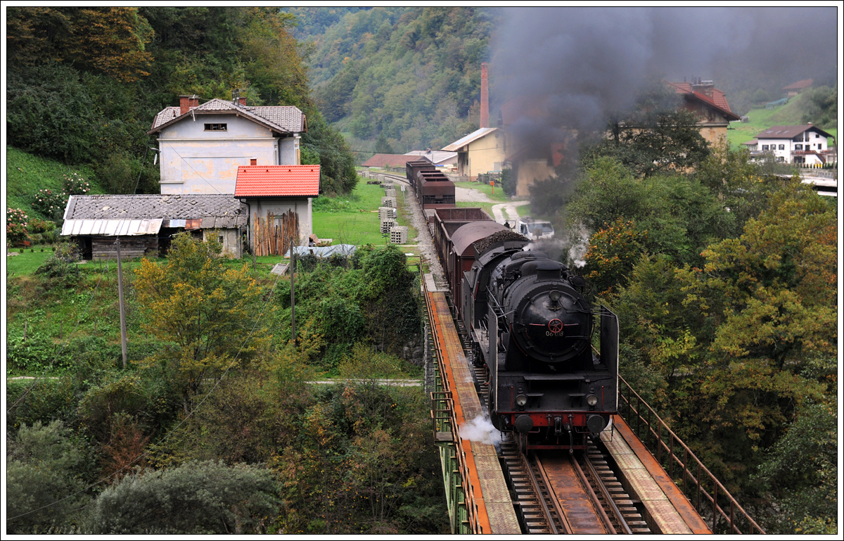 06-018 mit ihrem 17032 von Nova Gorica nach Jesenice, am 10.10.2015 der Ausfahrt aus Podmelec. 