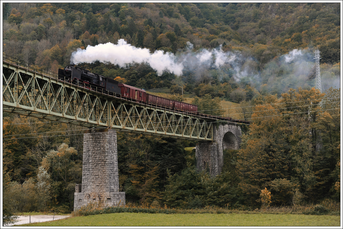06-018 mit ihrem 17032 von Nova Gorica nach Jesenice am 10.10.2015 bei der Querung des Idrijca Viaduktes kurz nach Most na Soči.